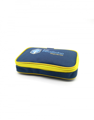 Estojo que pode tambem ser usado como necessaire em poliester 600 azul marinho e detalhes em poliester amarelo