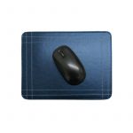 Mouse pad em material sintetico azul com mouse em cima possui costuras laterais de detalhe