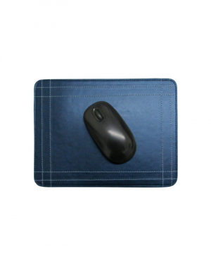 Mouse pad em material sintetico azul com mouse em cima possui costuras laterais de detalhe