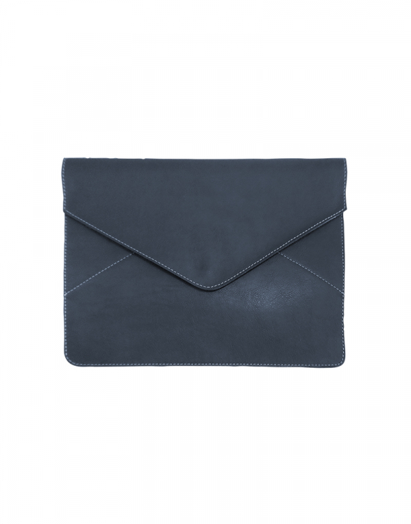 pasta modelo envelope em material sintetico azul com fechamento com botao de pressao fechada