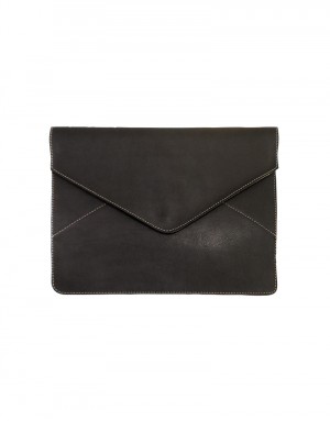 pasta modelo envelope em material sintetico marrom com fechamento com botao de pressao fechada