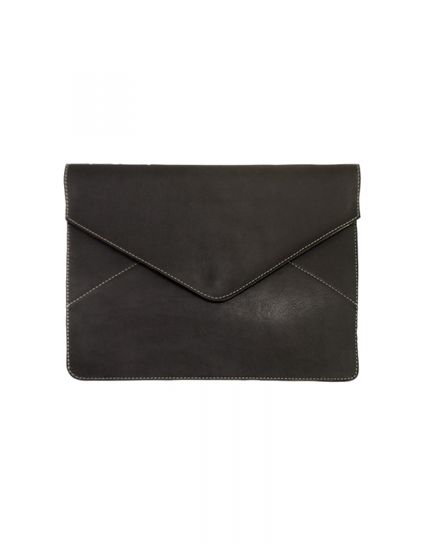 pasta modelo envelope em material sintetico marrom com fechamento com botao de pressao fechada