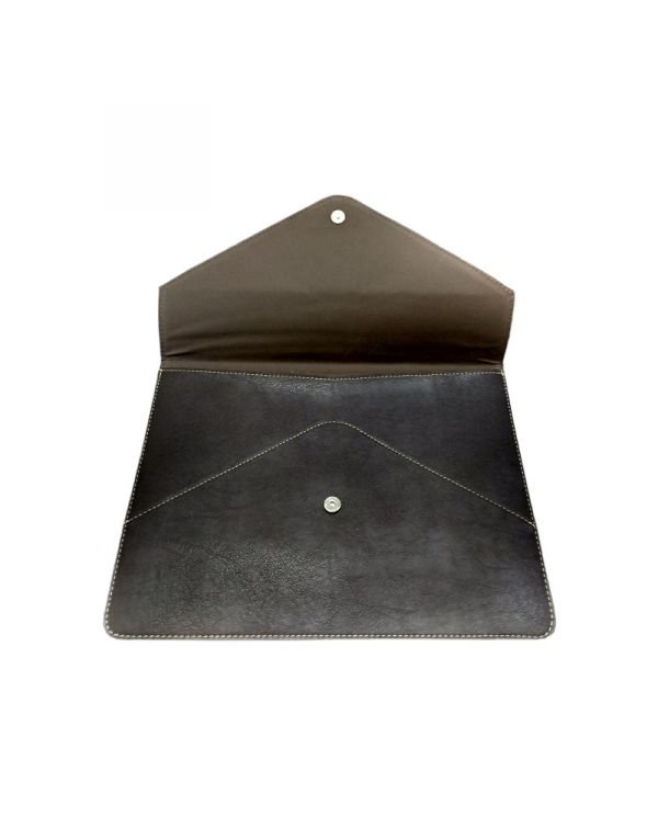 pasta modelo envelope em material sintetico marrom com fechamento com botao de pressao aberta