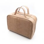 Necessaire mari em sintetico lizard caramelo queimado e detalhes em liso caramelo