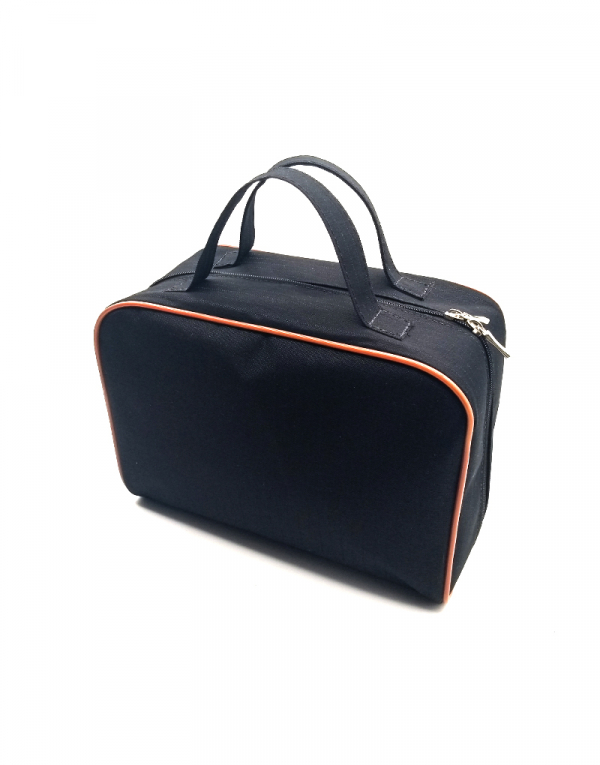 Necessaire Mari em poliester preto e detalhe sintetico caramelo