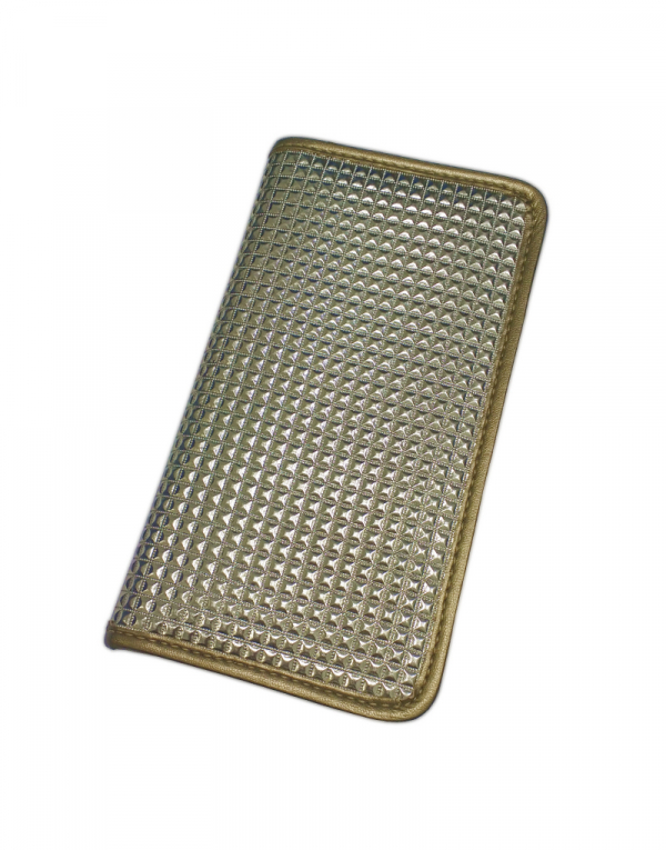Porta passaporte Zeg produzido em material hexag dourado claro e detalhes em material sintetico dourado foto da peça fechada