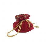 Porta joias em veludo vermelho com forro cetim dourado modelo trouxinha fechado com fita de cetim dourada