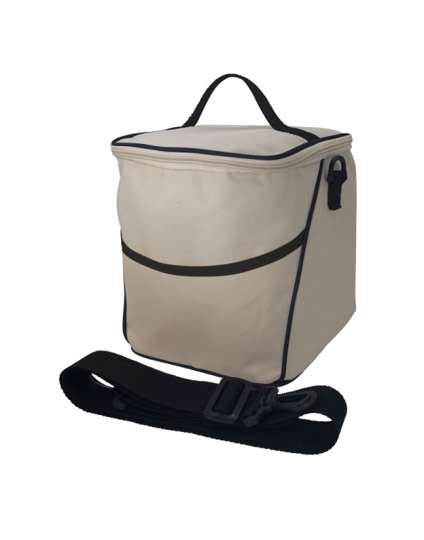 Térmica Line produzida em material poliester crú com alça de mão e alça transversal com mosquetão e regulador em pvc preto possui bolso frontal