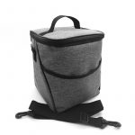 Térmica Line produzida em material poliester mescla cinza com alça de mão e alça transversal com mosquetão e regulador em pvc preto possui bolso frontal