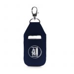 chaveiro porta alcool gel produzido em neoprene azul marinho possui mosquetal em metal niquel