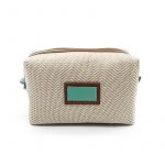 Necessaire em juta zig zag cru e detalhe em sintetico caramelo ideal para maquiagem itens de higiene