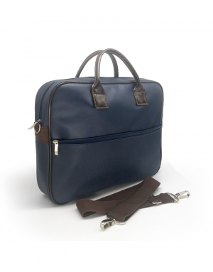 Pasta em sintetico prada azul marinho e detalhes em sintetico cedro marrom possui bolso frontal e alça transversa ideal para o trabalho imagem na diagonall