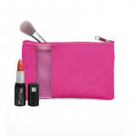 uma necessaire na cor rosa com alguns itens