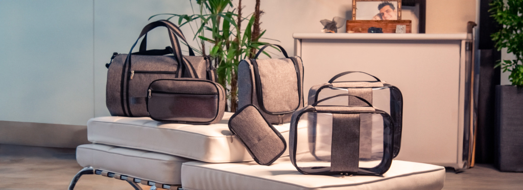 diversos produtos que formam um kit de viagem