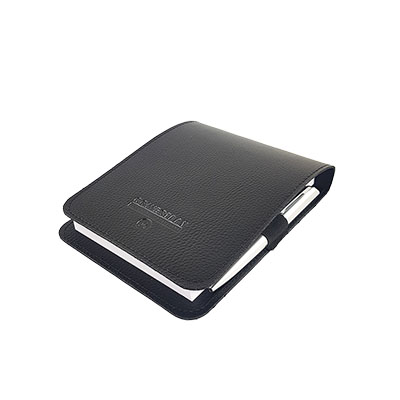 um porta bloco preto com uma caneta