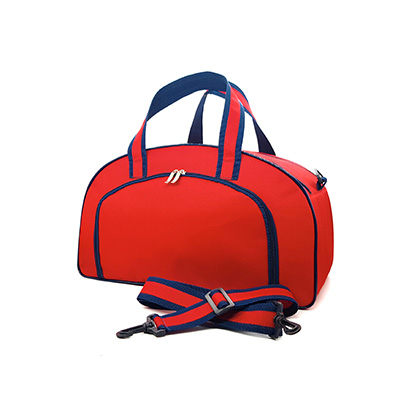 Um estojo triangular vermelho