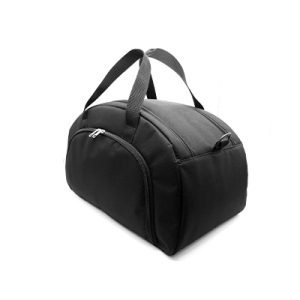Mala esportiva preta com zíper, alças de mão e bolso lateral.