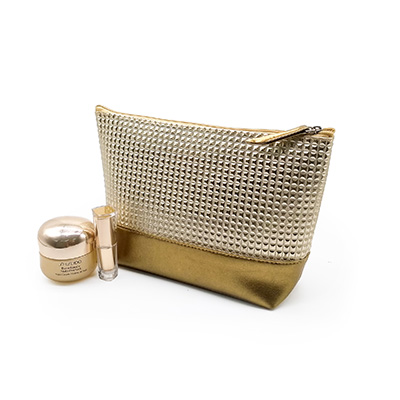 Uma necessaire dourado