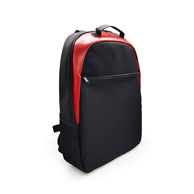 mochila com detalhes vermelhos