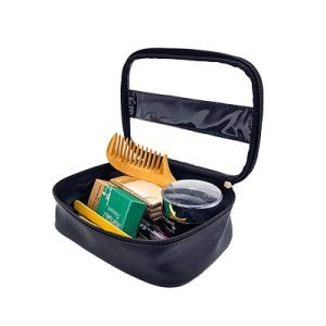Uma necessaire aberta cheia maquiagem