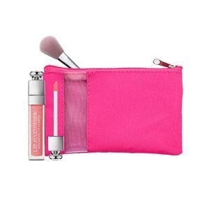 Uma necessaire pink com algumas maquiagens 