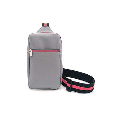 uma pequena bolsa de ombro