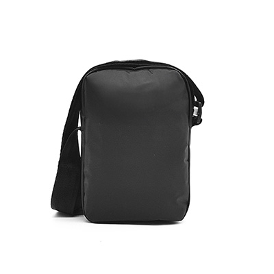 Uma pequena bolsa preta vista de costas