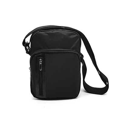 uma pequena bolsa preta vista de frente