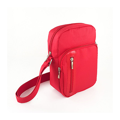 Uma pequena Bolsa vermelha vista de angulo