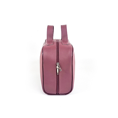 uma bolsa rosa chiclete vista de lado