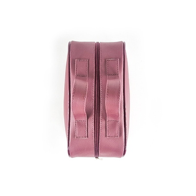 Uma bolsa rosa vista de cima