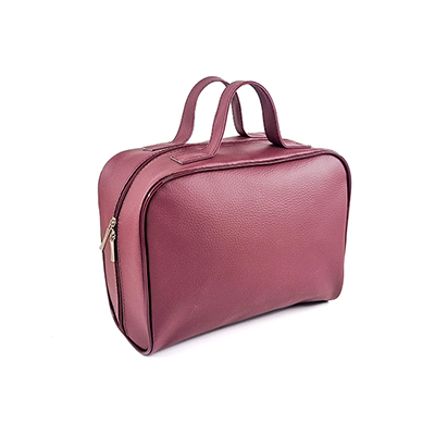 Uma bolsa na cor rosa chiclete