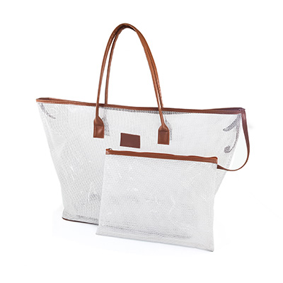 Uma bolsa branca de tela com uma necessaire