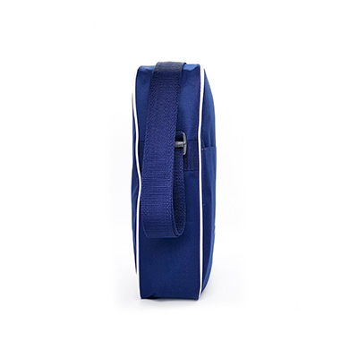 Bolsa azul com alça lateral vista de lado