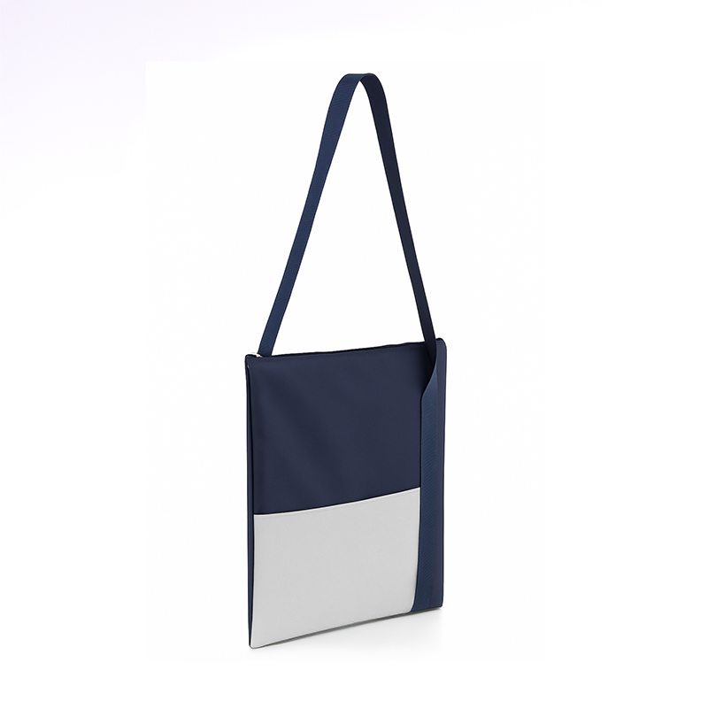 Bolsa retangular com parte superior lilás, parte inferior rosa e alça verde-clara.
