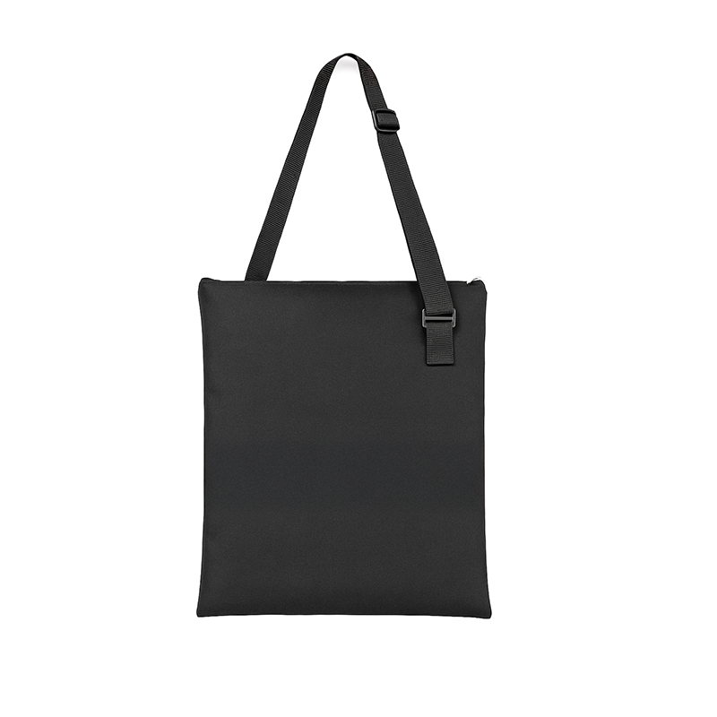 Bolsa preta de costas com alça ajustável, formato retangular e design liso.