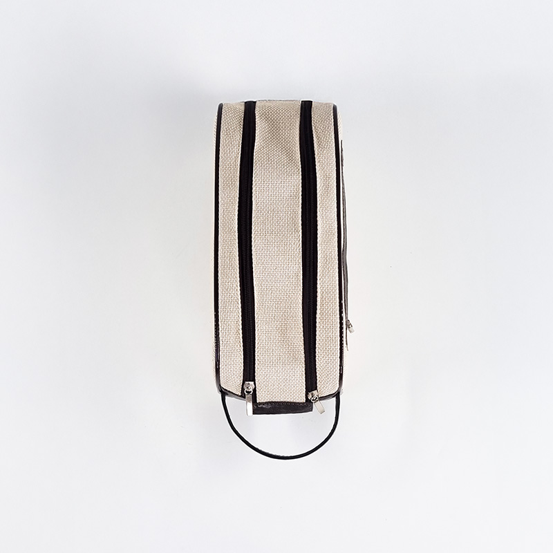 Nécessaire resistente com zíper duplo, ideal para viagens e organização pessoal.