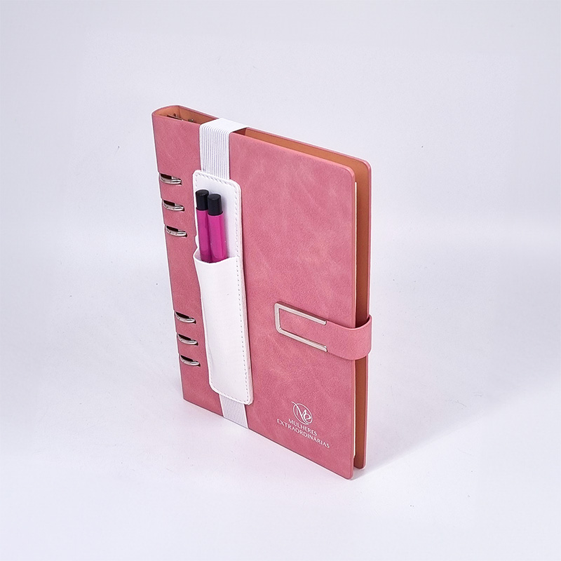 brinde corporativa porta caneta elástico branco com canetas personalizadas rosa