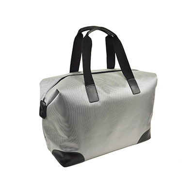 Uma bolsa prata com preto
