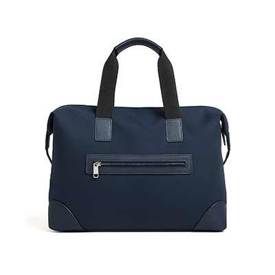 uma bolsa preta com azul de frente