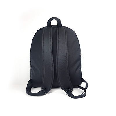 uma mochila preta vista de costas