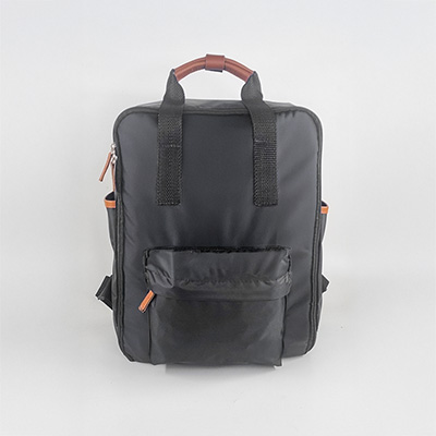 Mochila Fiji preta vista de frente com bolso externo e alças superiores.