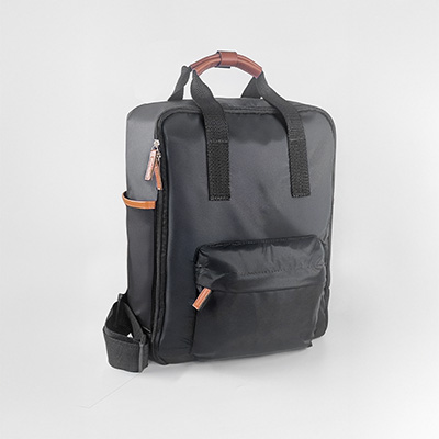 Mochila Fiji preta vista de frente com bolso externo e alças superiores.