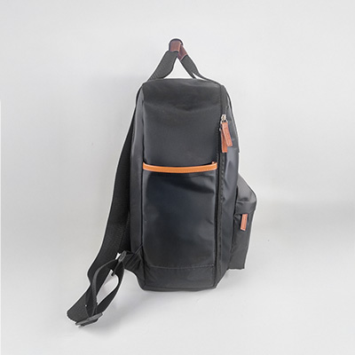 Mochila Fiji de perfil com bolso lateral e zíper laranja.