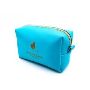 Uma necessaire branca com zíper vermelho