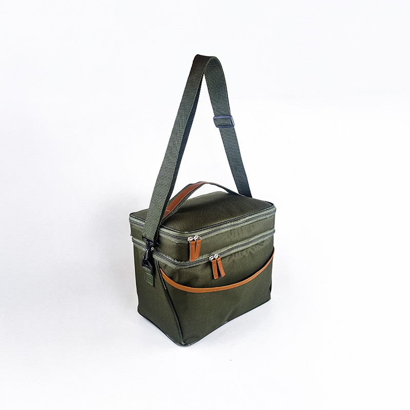 Bolsa térmica verde com detalhes em marrom e alça ajustável.