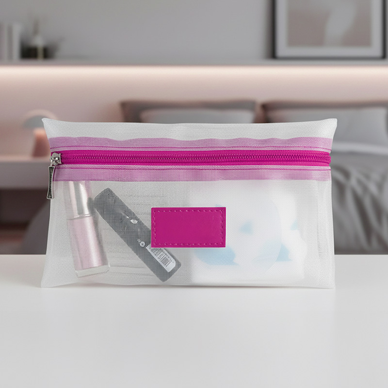 uma necessaire personalizada com detalhes rosa