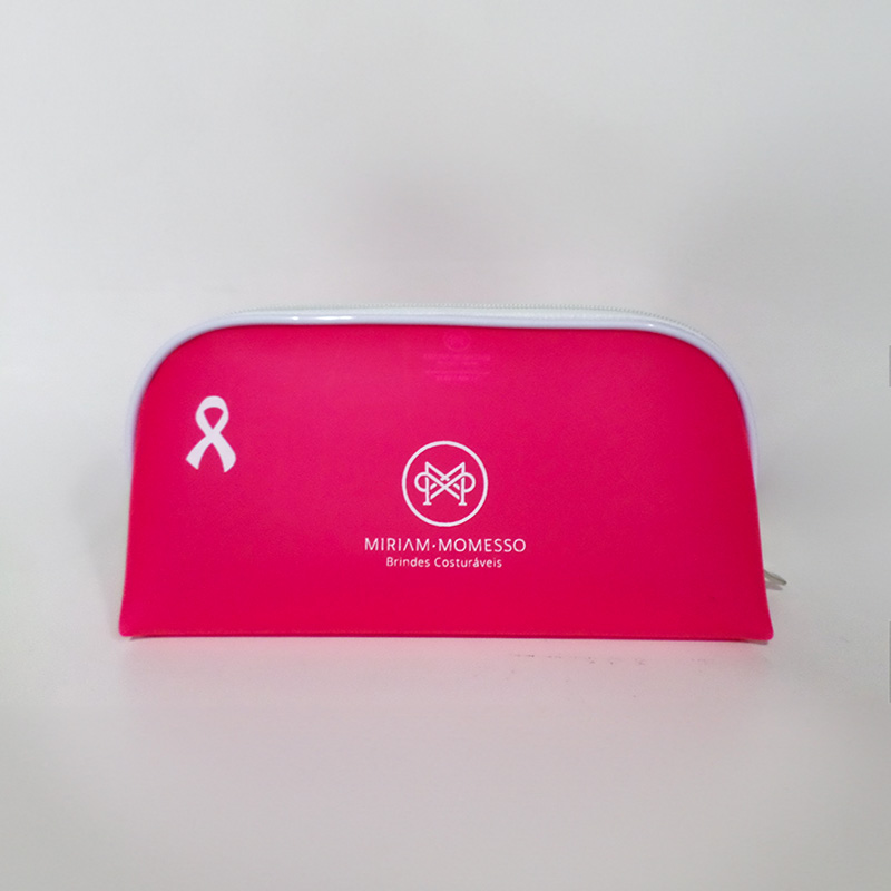 uma necessaire rosa para outubro rosa