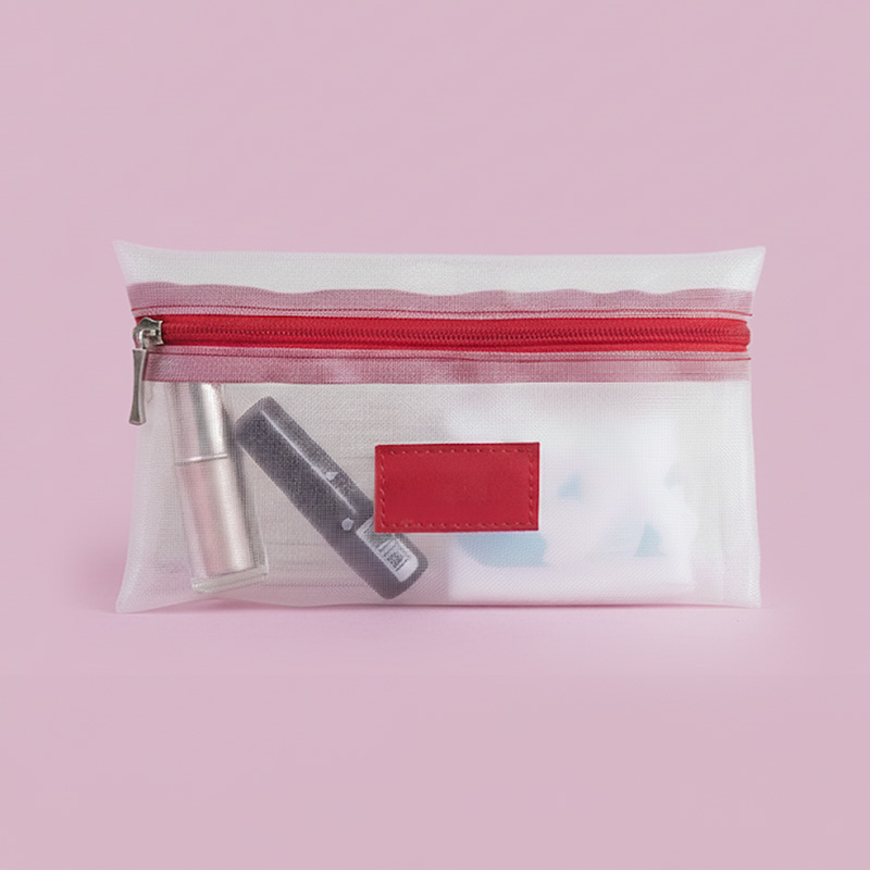 uma necessaire branca com detalhes rosa em um fundo infinito rosa