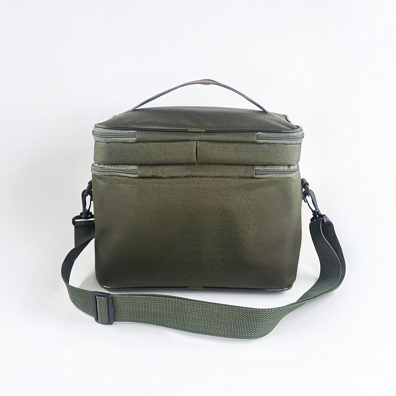Brinde corporativo personalizável em formato de bolsa térmica.